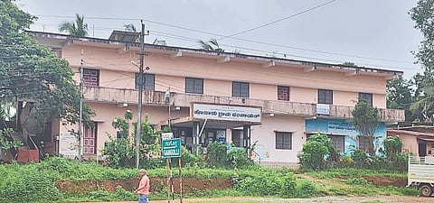 ಮುಳ್ಳಿಕಟ್ಟೆಯಲ್ಲಿರುವ ಹೊಸಾಡು ಗ್ರಾಪಂ ಕಾರ್ಯಾಲಯ.