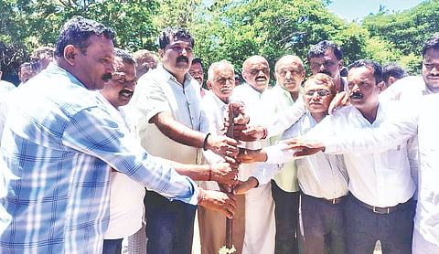 ಕಿಕ್ಕೇರಿ ಸಮೀಪದ ಮಂದಗೆರೆ ಬಳಿಯ ಹೇಮಾವತಿ ಅಣೆಕಟ್ಟೆಯ ತಡೆಗೋಡೆ ಕಾಮಗಾರಿಗೆ ಶಾಸಕ ಎಚ್.ಟಿ.ಮಂಜು ಮಂಗಳವಾರ ಭೂಮಿಪೂಜೆ ನೆರವೇರಿಸಿದರು. ಶೇಖರ್, ಮಂಜೇಗೌಡ, ಮೋಹನಬಾಬು, ಪುಟ್ಟರಾಜು ಇದ್ದರು.