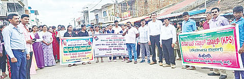 ಕಿಕ್ಕೇರಿಯಲ್ಲಿ ಕೆಪಿಎಸ್ ಶಾಲಾ ವಿದ್ಯಾರ್ಥಿಗಳಿಂದ ಜಾಗೃತಿ ಜಾಥಾ ನಡೆಯಿತು. ಸಹದೇವು, ಚಲುವರಾಯಸ್ವಾಮಿ, ಕುಮಾರಸ್ವಾಮಿ, ಎಸ್.ಎಂ. ಬಸವರಾಜು ಮತ್ತಿತರರಿದ್ದರು. 