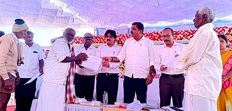 ಕಿಕ್ಕೇರಿ ಹೋಬಳಿಯ ಗೂಡೆಹೊಸಹಳ್ಳಿ ಗ್ರಾಮದಲ್ಲಿ ಬುಧವಾರ ಜರುಗಿದ ಜನಸಂಪರ್ಕ ಸಭೆಯಲ್ಲಿ ಶಾಸಕ ಎಚ್.ಟಿ. ಮಂಜು ಮಾತನಾಡಿದರು. ಯು.ಆರ್. ಅಶೋಕ್, ಸುಷ್ಮಾ, ಹರೀಶ್, ವೈ.ಕೆ. ತಿಮ್ಮೇಗೌಡ ಮತ್ತಿತರರಿದ್ದರು. 