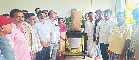 ಕೆ.ಆರ್.ಪೇಟೆ-ಮೈಸೂರು ಮುಖ್ಯ ರಸ್ತೆಯಲ್ಲಿ ಮಲೆನಾಡು ಅಡಕೆ ಮಾರಾಟ ಸಹಕಾರ ಸಂಘದಿಂದ ನೂತನ ಅಡಕೆ ಖರೀದಿ ಕೇಂದ್ರ ಉದ್ಘಾಟಿಸಲಾಯಿತು. ಎಚ್.ಎಸ್.ಮಹೇಶ್ ಹುಲ್ಕುಳಿ, ಕೃಷ್ಣೇಗೌಡ, ವಿದ್ಯಾಶ್ರೀ, ಜಯಂತಿ ಪಿ ಎಂ ಇತರರು ಇದ್ದರು.