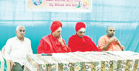 ಜಿಲ್ಲಾ ಶರಣ ಸಾಹಿತ್ಯ ಪರಿಷತ್ತು ಗೌರವಾಧ್ಯಕ್ಷರೂ ಆದ ವಿರಾಜಪೇಟೆ ಅರಮೇರಿ ಮಠದ ಶ್ರೀ ಶಾಂತಮಲ್ಲಿಕಾರ್ಜುನ ಸ್ವಾಮೀಜಿ ಅಧ್ಯಕ್ಷತೆಯಲ್ಲಿ ಜಿಲ್ಲಾ ಪ್ರಥಮ ಶರಣ ಸಾಹಿತ್ಯ ಸಮ್ಮೇಳನದ ಪೂರ್ವಭಾವಿ ಸಭೆ ನಡೆಯಿತು. ಶ್ರೀ ಸದಾಶಿವ ಸ್ವಾಮೀಜಿ, ಶ್ರೀ ಮಲ್ಲೇಶ ಸ್ವಾಮೀಜಿ, ಎಚ್.ವಿ.ಶಿವಪ್ಪ ಇದ್ದರು.   
