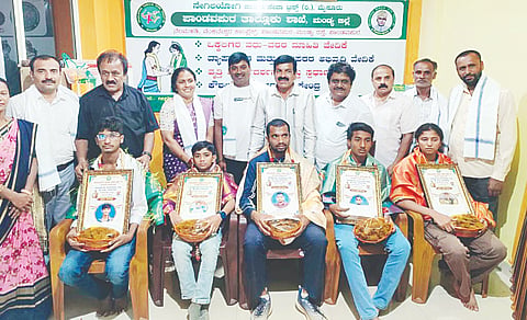 ಪಾಂಡವಪುರದ ನೇಗಿಲಯೋಗಿ ಸಮಾಜ ಸೇವಾ ಟ್ರಸ್ಟ್ ಕಚೇರಿಯಲ್ಲಿ ಆಯೋಜಿಸಿದ್ದ ಕಾರ್ಯಕ್ರಮದಲ್ಲಿ ವಿವಿಧ ಕ್ಷೇತ್ರದ ಸಾಧಕರನ್ನು ಸನ್ಮಾನಿಸಲಾಯಿತು.