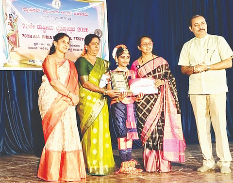 ನ್ಯಾಷನಲ್ ಕ್ಲಾಸಿಕ್ ಅಕಾಡೆಮಿ ಸದಸ್ಯರಿಂದ ನಾಟ್ಯ ರತ್ನ ಪ್ರಶಸ್ತಿ ಸ್ವೀಕರಿಸುತ್ತಿರುವ ಪೊನ್ನಂಪೇಟೆಯ ತನಿಷ್ಕಾ. 