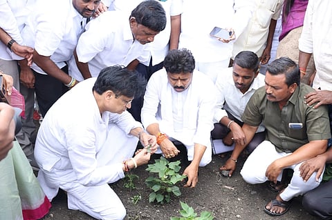 ಬರ ಪರಿಸ್ಥಿತಿ, ಅತಿವೃಷ್ಠಿ ನಿರ್ವಹಣೆ ಕುರಿತ ಜಿಲ್ಲಾ ಉಸ್ತುವಾರಿ ಸಚಿವ ಡಾ.ಅಜಯ್ ಧರಂಸಿಂಗ್ ಅವರು ಶುಕ್ರವಾರ ರಾಯಚೂರಿನ ಯಕ್ಲಸ್‌ಪುರ ಸೀಮಾಂತರದ ಜಮೀನಿಗೆ ತೆರಳಿ ಬರ ಪರಿಸ್ಥಿತಿ ಅಧ್ಯಯನ ನಡೆಸಿದರು.  ಶಾಸಕರಾದ ಬಸನಗೌಡ ದದ್ದಲ್, ಡಾ.ಎಸ್.ಶಿವರಾಜ ಪಾಟೀಲ್, ಗ್ಯಾರಂಟಿ ಯೋಜನೆಗಳ ಅನುಷ್ಠಾನ ಸಮಿತಿಯ ಅಧ್ಯಕ್ಷರಾದ ಪವನ್ ಕಿಶೋರ್ ಪಾಟೀಲ್, ಜಿಲ್ಲಾಧಿಕಾರಿ ಪೂವಿತಾ ಎಸ್., ಜಿಪಂ ಸಿಇಓ ಈಶ್ವರ ಕುಮಾರ ಕಾಂದೂ, ಪಾಲಿಕೆ ಆಯುಕ್ತ  ಜುಬಿನ್ ಮಹೋಪಾತ್ರ ಇದ್ದರು.