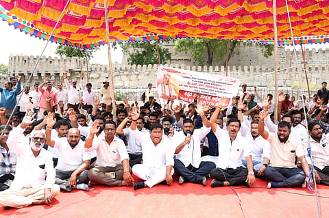 ಜಿಲ್ಲೆಯ ಅಭಿವೃದ್ಧಿಯ ಹಿತದೃಷ್ಟಿಯಿಂದ ಎಂಎಲ್ಸಿ  ಎನ್.ಎಸ್.ಬೋಸರಾಜು ಅವರಿಗೆ ಸಚಿವ ಸ್ಥಾನ ನೀಡಲು ಒತ್ತಾಯಿಸಿ ಮಂಗಳವಾರ ಜಿಲ್ಲಾ ನಾಗರಿಕರ ಜಾಗೃತಿ ವೇದಿಕೆ ವತಿಯಿಂದ ರಾಯಚೂರಿನ ಡಾ.ಬಿ.ಆರ್.ಅಂಬೇಡ್ಕರ್ ವೃತ್ತದಲ್ಲಿ  ಪ್ರತಿಭಟನೆ ಮಾಡಿದರು. ಅಧ್ಯಕ್ಷ ರಾಜೇಶ್ ಕುಮಾರ್, ಬೆಲಂ ಶ್ರೀಧರರೆಡ್ಡಿ , ಸುಭಾಶ್, ವೆಂಕಟರೆಡ್ಡಿ, ಮಸ್ತಾನ್, ಸಾಧಿಕ್, ಪ್ರವೀಣರೆಡ್ಡಿ, ನರಸಿಂಹಲು, ಮಹಾಲಿಂಗ, ಚೇತನ ಕಡಗೋಲ್, ಸುರೇಶ ಹೇಮಕೋಟೆ, ಆಂಜನೇಯ, ರಘು ಮಡಿವಾಳ, ನಾಗರಾಜಸ್ವಾಮಿ, ಕಿರಣ್ ಕುಮಾರ ಇದ್ದರು.
