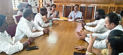 ರಾಯಚೂರಿನ ಜಿಲ್ಲಾಧಿಕಾರಿಗಳ ಭವನದಲ್ಲಿ ಬುಧವಾರ ತಹಶೀಲ್ದಾರ್ ಜಗದೀಶ್ ಅಧ್ಯಕ್ಷತೆಯಲ್ಲಿ ಶಿವಯೋಗಿ ಸಿದ್ಧರಾಮ ಜಯಂತಿ ಪೂರ್ವಭಾವಿ ಸಭೆ ನಡೆಯಿತು. ಕನ್ನಡ ಮತ್ತು ಸಂಸ್ಕೃತಿ ಇಲಾಖೆಯ ಸಹಾಯಕ ನಿರ್ದೇಶಕಿ ಉತ್ತರಾದೇವಿ, ಸಮಾಜದ ಪ್ರಮುಖರಾದ ಶಿವರಾಜ, ಹೊನ್ನಪ್ಪ, ಆಂಜೀನಯ್ಯ, ಶಶಿಕಲಾ ಭೀಮರಾಯ, ಯಲ್ಲಪ್ಪ, ದೇವೇಂದ್ರ ಬಿಚ್ಚಾಲಿ, ಲಕ್ಷಣ ಗಾಣಧಾಳ, ಶಿವರಾಜ, ಕೆ.ತಿಮ್ಮಪ್ಪ, ಜಂಬಣ್ಣ, ಈರೇಶ ಇದ್ದರು.