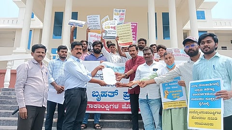 ರಾಜ್ಯ ಸರ್ಕಾರ ಘೋಷಿಸಿರುವ 56,432 ಹುದ್ದೆಗಳ ನೇಮಕಾತಿಗೆ ಕೂಡಲೇ ಅಧಿಸೂಚನೆ ಹೊರಡಿಸಿ ಕೆಪಿಎಸ್ಸಿಯಲ್ಲಿ ಪಾರದರ್ಶಕತೆ ತರಲು ಪಿಸಿ ಹೋಟಾ ಸಮಿತಿ ವರದಿಯನ್ನು ಜಾರಿಗೊಳಿಸಬೇಕೆಂದು ಒತ್ತಾಯಿಸಿ ಉದ್ಯೋಗಾಕಾಂಕ್ಷಿಗಳ ಹೋರಾಟ ಸಮಿತಿಯಿಂದ ಗುರುವಾರ ರಾಯಚೂರಿನ ಡಿಸಿ ಕಚೇರಿಯ ತಹಸೀಲ್ದಾರ್ ಜಗದೀಶಗೆ ಮನವಿ ಸಲ್ಲಿಸಿದರು.  ರಾಜ್ಯ ಸಹ ಸಂಚಾಲಕ ಚನ್ನಬಸವ ಜಾನೇಕಲ್, ಜಿಲ್ಲಾ ಸಂಘಟನಾಕಾರರಾದ ಶಿವಪ್ಪ , ವಿನೋಸ್ ಕುಮಾರ, ಸಂತೋಷ್ ಸಾಗರ್, ಅಭಿಲಾಶ್, ಶರಣಬಸವ, ರವಿ ಆಲ್ಕೂರ್, ಸುದೀಪ್, ನರಸಪ್ಪ, ಭೀಮರೆಡ್ಡಿ, ಶಿವರಾಜ್, ಉದಯ್ ಕಿರಣ್, ನವೀನ್ ಕುಮಾರ್, ವೆಂಕಟೇಶ್ ಇದ್ದರು.