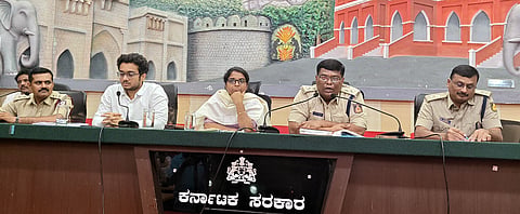 ರಾಯಚೂರಿನ ಜಿಲ್ಲಾ ಪಂಚಾಯಿತಿ ಸಭಾಂಗಣದಲ್ಲಿ ಗುರುವಾರ ಸಂಜೆ ಜಿಲ್ಲಾಧಿಕಾರಿ ಪೂವಿತಾ ಎಸ್., ಅಧ್ಯಕ್ಷತೆಯಲ್ಲಿ ಗಣೇಶ ಹಬ್ಬದ ಪ್ರಯುಕ್ತ ನಡೆದ ಶಾಂತಿ ಪಾಲನಾ ಸಮಿತಿ ಸಭೆ ನಡೆಯಿತು. ಪಾಲಿಕೆ ಆಯುಕ್ತ ಜುಬಿನ್ ಮಹೋಪಾತ್ರ, ಎಸ್ಪಿ ಅರುಣಾಂಗ್ಷು ಗಿರಿ, ಎಎಸ್ಪಿ ಜಿ.ಹರೀಶ್, ಪ್ರಭಾರಿ ಪರಿಸರ ಸಂರಕ್ಷಣಾಧಿಕಾರಿ ಗಿರೀಶ್ ಇದ್ದರು.