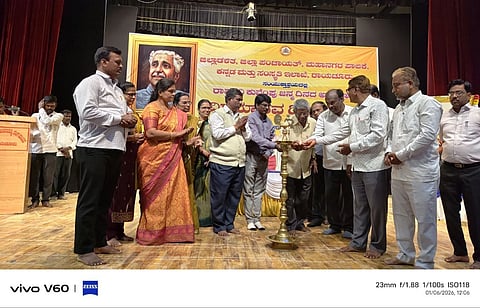 ರಾಯಚೂರಿ ಪಂ.ಸಿದ್ದರಾಮ ಜಂಬಲದಿನ್ನಿ ರಂಗಮಂದಿರದಲ್ಲಿ ಮಂಗಳವಾರ ಆಯೋಜನೆ ಮಾಡಲಾಗಿದ್ದ ವಿಶ್ವಮಾನವ ದಿನಾಚರಣೆಯನ್ನು ವಾರ್ತಾ ಸಹಾಯಜಕ ಗವಿಸಿದ್ದಪ್ಪ ಹೊಸಮನಿ ಉದ್ಘಾಟಿಸಿದರು. ಜಿಲ್ಲಾ ಗಮಕ ಪರಿಷತ್ತಿನ ಅಧ್ಯಕ್ಷ  ವೆಂಕಟರಾವ್ ಕುಲಕರ್ಣಿ, ಹಿರಿಯ ಸಾಹಿತಿ ವೀರ ಹನುಮಾನ, ಕನ್ನಡ ಪರ ಸಂಘಟನೆಯ ಅಶೋಕ ಕುಮಾರ ಜೈನ್, ಹಿರಿಯ ಚಿತ್ರ ಕಲಾವಿದ ಮ್ಯಾದರ್,ಕನ್ನಡ ಸಾಹಿತ್ಯ ಪರಿಷತ್ತಿನ ರಾವುತರಾವ್ ಬರೂರು,  ಪ್ರತಿಭಾ ಗೋನಾಳ, ಮಂಜುನಾಥ ಪಾಟೀಲ್ ವಟಗಲ್ ಇದ್ದರು.