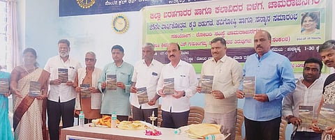 ಚಾಮರಾಜನಗರದ ರೋಟರಿ ಭವನದಲ್ಲಿ ಆಯೋಜಿಸಿದ್ದ ಕಾರ್ಯಕ್ರಮದಲ್ಲಿ ಲೇಖಕಿ ಎನ್.ಎಸ್.ಗುರುಲಿಂಗಮ್ಮ ನಾಗೇಂದ್ರ ರಚನೆಯ ತಿರುವುಗಳು ಕೃತಿಯನ್ನು ಗಣ್ಯರು ಬಿಡುಗಡೆಗೊಳಿಸಿದರು. ಸವಿತಾಮೂಡ್ನಾಕೂಡು, ಪಿ.ಮರಿಸ್ವಾಮಿ, ಬಿ.ಎಸ್.ವಿನಯ್, ಚಂದ್ರಶೇಖರ್, ವೆಂಕಟರಮಣಸ್ವಾಮಿ, ಕೆ.ವೆಂಕಟರಾಜು, ಸಿದ್ದಮಲ್ಲಪ್ಪ ಇನ್ನಿತರರಿದ್ದರು. 