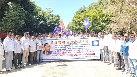 ಚಾಮರಾಜನಗರದ ಶ್ರೀಚಾಮರಾಜೇಶ್ವರಸ್ವಾಮಿ ದೇವಸ್ಥಾನದ ಮುಂಭಾಗ ವಿವಿಧ ಸಂಘಟನೆಗಳ ವತಿಯಿಂದ ಪ್ರತಿಭಟನೆ ನಡೆಸಲಾಯಿತು. ಉಮೇಶ್ ಕುದರ್, ಸಿ.ಎಂ.ಕೃಷ್ಣಮೂರ್ತಿ, ಸಿ.ಕೆ.ಮಂಜುನಾಥ್, ಗಣೇಶ್ ಪ್ರಸಾದ್, ಮಂಜು ಕೋಡಿಉಗನೆ, ಶಿವರಾಜು, ಕಾಗಲವಾಡಿ ಶಿವಸ್ವಾಮಿ, ಎಸ್.ಪಿ.ಮಹೇಶ್, ವಾಸು ಹೊಂಡರಬಾಳು, ಸುನೀಲ್ ಇನ್ನಿತರರಿದ್ದರು. 