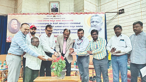 ಚಾಮರಾಜನಗರದ ಜೆ.ಎಚ್.ಪಟೇಲ್ ಸಭಾಂಗಣದಲ್ಲಿ ಆಯೋಜಿಸಿದ್ದ ಕಾರ್ಯಾಗಾರವನ್ನು ಹಿರಿಯ ನ್ಯಾಯಾಧೀಶ ಈಶ್ವರ್ ಉದ್ಘಾಟಿಸಿದರು. ಟಿ. ಜವರೇಗೌಡ, ಡಾ.ಚಿದಂಬರ, ಎನ್.ವಿಶ್ವನಾಥ್, ಲಿಂಗರಾಜು, ರಾಕೇಶ್ ಅಕುಲ್, ಮಹದೇವಪ್ಪ ಇನ್ನಿತರರಿದ್ದರು.