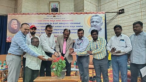 ಚಾಮರಾಜನಗರದ ಜೆ.ಎಚ್.ಪಟೇಲ್ ಸಭಾಂಗಣದಲ್ಲಿ ಆಯೋಜಿಸಿದ್ದ ಕಾರ್ಯಾಗಾರವನ್ನು ಹಿರಿಯ ನ್ಯಾಯಾಧೀಶ ಈಶ್ವರ್ ಉದ್ಘಾಟಿಸಿದರು. ಟಿ. ಜವರೇಗೌಡ, ಡಾ.ಚಿದಂಬರ, ಎನ್.ವಿಶ್ವನಾಥ್, ಲಿಂಗರಾಜು, ರಾಕೇಶ್ ಅಕುಲ್, ಮಹದೇವಪ್ಪ ಇನ್ನಿತರರಿದ್ದರು. 