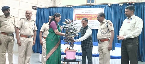 ಚಾಮರಾಜನಗರದ ಜೆ.ಎಚ್.ಪಟೇಲ್ ಸಭಾಂಗಣದಲ್ಲಿ ಆಯೋಜಿಸಿದ್ದ ತರಬೇತಿ ಶಿಬಿರವನ್ನು ಡಿಸಿ ಶ್ರೀರೂಪಾ ಉದ್ಘಾಟಿಸಿದರು. ಬಸವರಾಜು ಹಡಪದ, ಪಿ.ಚಂದ್ರು, ವಿಜಯ ಕುಮಾರ್, ಮಹದೇವ್, ದೀಪು ಇದ್ದರು. 
