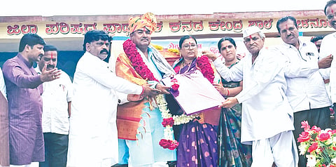 ಅಕ್ಕಲಕೋಟ ತಾಲೂಕು ತೋಳನೂರು ಗ್ರಾಮದ ಜಿಲ್ಲಾ ಪರಿಷತ್​ ಪ್ರಾಥಮಿಕ ಕನ್ನಡ ಶಾಲೆಯಲ್ಲಿ ಶುಕ್ರವಾರ ಏರ್ಪಡಿಸಿದ್ದ ಬೀಳ್ಕೊಡುಗೆ ಸಮಾರಂಭದಲ್ಲಿ ನಿವೃತ್ತ ಹಿರಿಯ ಶಿಕ ಅನೀಲ ರಾಠೋಡ್​ ದಂಪತಿಯನ್ನು ಸನ್ಮಾನಿಸಲಾಯಿತು. ವೀರಭದ್ರ ಯಾದವಾಡ, ಶಾಂತಮಲ್ಲಯ್ಯ ಸ್ವಾಮಿ, ಬಸವರಾಜ ಖಿಲಾರಿ, ಅಣ್ಣಪ್ಪ ಶಿವಮೂರ್ತಿ ಇತರರಿದ್ದರು.