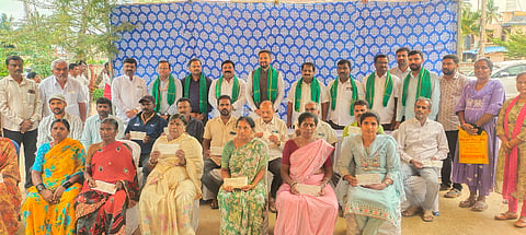 ಬೆಂಡಿಗಾನಹಳ್ಳಿಯಲ್ಲಿ ಹಮ್ಮಿಕೊಂಡಿದ್ದ ಹೈನುಗಾರಿಕೆ ಕುಟುಂಬದ ವಿಮೆ ಚೆಕ್​ ವಿತರಣೆ ಕಾರ್ಯಕ್ರಮವನ್ನು ಶಾಸಕ ಶರತ್​ ಬಚ್ಚೇಗೌಡ ಉದ್ಘಾಟಿಸಿದರು. ಬೆಂಗಳೂರು ಹಾಲು ಒಕ್ಕೂಟ ನಿರ್ದೇಶಕ ಬಿ.ವಿ.ಸತೀಶಗೌಡ, ಬಿಎಂಆರ್​ಡಿ ಸದಸ್ಯ ಸುಬ್ಬರಾಜು, ಚೊಕ್ಕಹಳ್ಳಿ ಡೇರಿ ಅಧ್ಯಕ್ಷ ರಾಜಣ್ಣ, ಹೊಸಕೋಟೆ ಶಿಬಿರದ ವ್ಯವಸ್ಥಾಪಕ ಡಾ.ಮಧುಸೂದನ್​ ಇತರರು ಇದ್ದರು. 
