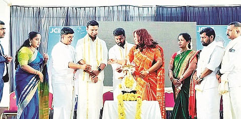 ಏಳನೇ ಹೊಸಕೋಟೆಯಲ್ಲಿ ಆಯೋಜಿಸಿದ್ದ  ಸಮ್ಮೇಳನವನ್ನು ಭರತ್ ಎನ್.ಆಚಾರ್ಯ ಉದ್ಘಾಟಿಸಿದರು. ಯಶಸ್ವಿನಿ, ಪ್ರಜ್ವಲ್ ಎಸ್. ಎಚ್.ಆರ್.ಪ್ರಶಾಂತ್, ಜಯಪ್ರಕಾಶ್,ಜಗತ್, ಮಂಜುನಾಥ್, ಶ್ರುತಿ, ಫೆಲ್ಸಿ ಡೆನಿಸ್ ಇದ್ದರು.
