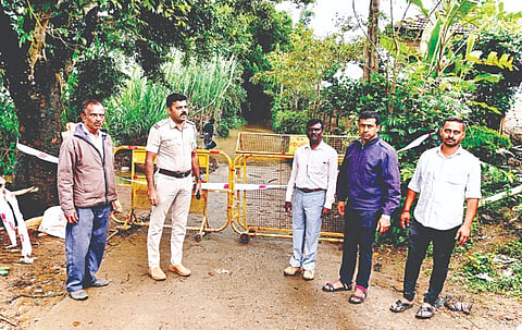 ವಿರಾಜಪೇಟೆ ತಾಲೂಕಿನ ಅಮ್ಮತಿ ಹೋಬಳಿಯ ಕರಡಿಗೋಡು ಗ್ರಾಮದ ಕಾವೇರಿ ನದಿ ಪಾತ್ರದಲ್ಲಿರುವ ಹೊಳೆ ಉಕ್ಕಿ ಹರಿದ ಪರಿಣಾಮ ಕರಡಿಗೋಡುಚಿಕ್ಕನಳ್ಳಿ ರಸ್ತೆ ಸಂಪರ್ಕ ಕಡಿತಗೊಂಡಿದೆ. ನೋಡಲ್ ಅಧಿಕಾರಿ ಅನಿಲ್,  ಮಂಜುನಾಥ್, ತಿಮ್ಮಯ್ಯ ಸ್ಥಳಕ್ಕೆ ಭೇಟಿ ನೀಡಿ ಪರಿಶೀಲಿಸಿದರು.