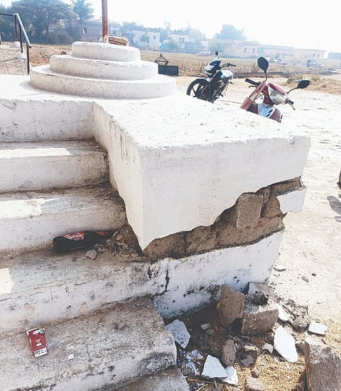 ಹಳೇ ಬಂಡಿ ಹರ್ಲಾಪುರ ಸರ್ಕಾರಿ ಉರ್ದು ಕಿರಿಯ ಪ್ರಾಥಮಿಕ ಶಾಲಾವರಣದ ಧ್ವಜ ಕಟ್ಟೆ ದ್ವಂಸಗೊಳಿಸಿರುವ ಕಿಡಿಗೇಡಿಗಳು ಕಟ್ಟೆ ಪಕ್ಕದಲ್ಲಿ ಮದ್ಯಪಾನ ಸೇವಿಸಿ ಬಾಟಲ್-ಪೌಚ್‌ಗಳನ್ನು ಅಲ್ಲಿಯೇ ಬಿಟ್ಟು ಹೋಗಿರುವುದು.