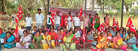 ಜಿಲ್ಲಾಧಿಕಾರಿ ಕಚೇರಿ ಎದುರು ಪ್ರತಿಭಟನೆ ನಡೆಸಿದ ಕಾರ್ಮಿಕರು.