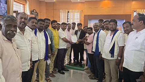 ಧಾರವಾಡದಲ್ಲಿ ಗರ್ಭಿಣಿಕೊಂದವರ ವಿರುದ್ಧ ಕಠಿಣ ಕ್ರಮಕ್ಕೆ ಆಗ್ರಹಿಸಿ ದಲಿತ ಸಂಘಟನೆಗಳ ಒಕ್ಕೂಟದಿಂದ ಜಿಲ್ಲಾಧಿಕಾರಿಗೆ ಮನವಿಸಲ್ಲಿಸಲಾಯಿತು. 