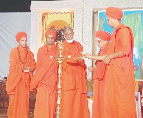 ಗೊರೇಬಾಳದಲ್ಲಿ ಏರ್ಪಡಿಸಿದ್ದ ಶ್ರೀ ಚನ್ನಬಸವ ತಾತನ ಪುರಾಣ ಮಂಗಲೋತ್ಸವ ಕಾರ್ಯಕ್ರಮದಲ್ಲಿ ಒಳಬಳ್ಳಾರಿಯ ಸುವರ್ಣಗಿರಿ ವಿರಕ್ತಮಠದ ಡಾ.ಸಿದ್ಧಲಿಂಗ ಶ್ರೀಗಳು, ಕಿರಿಯ ಶ್ರೀ ಬಸವಲಿಂಗ ಸ್ವಾಮೀಜಿ, ಯದ್ದಲದೊಡ್ಡಿಯ ಮಹಾಲಿಂಗ ಶ್ರೀಗಳು ಇತರರಿದ್ದರು.