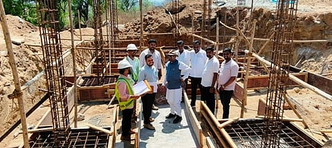 ಬಹುಗ್ರಾಮ ಕುಡಿಯುವ ನೀರಿನ ಯೋಜನೆ ಕಾಮಗಾರಿ ವೀಕ್ಷಣೆ ಮಾಡಿದ ಶಾಸಕ ಇಕ್ಬಾಲ್ ಹುಸೇನ್. 