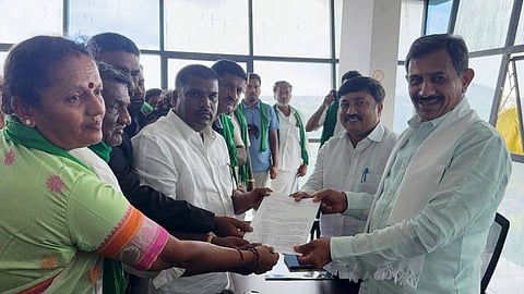  ರಾಮನಗರದ ಜಿಬಿಡಿಎ ಕಚೇರಿಯಲ್ಲಿ ಬಿಡದಿ ಸಮಗ್ರ ಉಪನಗರದ ಯೋಜನೆ  ವಿರೋಧವಾಗಿರುವ ರೈತರು ಶಾಸಕ ಎಚ್.ಸಿ. ಬಾಲಕೃಷ್ಣ ಅವರಿಗೆ ಮನವಿ ಸಲ್ಲಿಸಿದರು. ಮುಖಂಡ ಪ್ರಕಾಶ್, ಜಿಬಿಡಿಎ ಅಧ್ಯಕ್ಷ ಗಾಣಕಲ್ ನಟರಾಜು ಮುಂತಾದವರು ಇದ್ದರು