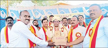 ಆನೇಕಲ್​ನಲ್ಲಿ ವಾಟಳ್​ ಸಂಘದಿಂದ ಹಮ್ಮಿಕೊಂಡಿದ್ದ ರಾಜ್ಯೋತ್ಸವದಲ್ಲಿ ಶಿಕ್ಷಣ ತಜ್ಞ ಜಿ.ಎಂ.ಆರ್​.ಮುನಿರಾಜು ಅವರನ್ನು ಸನ್ಮಾನಿಸಲಾಯಿತು. ಅಸ್ಲಾಂಪಾಶ, ಚುಟುಕು ಶಂಕರ್​, ಮುನಿರಾಜು, ಗಿರೀಶ್​, ಅನಿತಾ, ಇಲಿಯಾಸ್​ ಖಾನ್​, ಕಿರುತೆರೆ ನಟ ಚಂದ್ರು, ನಿರ್ದೇಶಕ ಗುಡ್ನಳ್ಳಿ ಮುನಿರಾಜು ಇದ್ದರು.