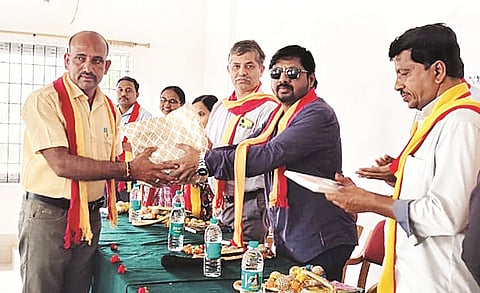 ಕೆಆರ್‌ಎಸ್‌ನ ಬೃಂದಾವನದಲ್ಲಿರುವ ಕರ್ನಾಟಕ ಇಂಜಿನಿಯರಿಂಗ್ ಸಂಶೋಧನಾ ಕೇಂದ್ರ ಸಭಾಂಗಣದಲ್ಲಿ ಆಯೋಜಿಸಿದ್ದ ಕಾರ್ಯಕ್ರಮದಲ್ಲಿ ಸ್ಪರ್ಧಾ ವಿಜೇತ ಸರ್ಕಾರಿ ನೌಕರರಿಗೆ ಬಹುಮಾನ ವಿತರಿಸಲಾಯಿತು.