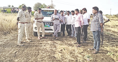 ಅಫಜಲಪುರ ತಾಲೂಕಿನ ಭೋಸಗಾ ಗ್ರಾಮದಲ್ಲಿ ಚಿರತೆ ಕಾಣಿಸಿಕೊಂಡಿದ್ದರಿಂದ ಬುಧವಾರ ಸ್ಥಳಕ್ಕೆ ಎಸಿಎಫ್​ ಬಿ.ಎಸ್​.ಡಾಂಗೆ ಭೇಟಿ ನೀಡಿ ಪರಿಶೀಲಿಸಿದರು. ಶಾಂತಾ ರೆಡ್ಡಿ, ಶಿವಗೊಂಡಪ್ಪ ಪೂಜಾರಿ ಇತರರಿದ್ದರು.