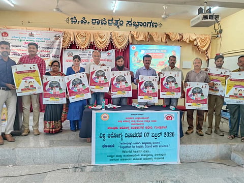 ಗುಂಡ್ಲುಪೇಟೆ ಸರ್ಕಾರಿ ಪ್ರಥಮ ದರ್ಜೆ ಕಾಲೇಜಿನಲ್ಲಿ ಆಯೋಜಿಸಿದ್ದ ಸ್ವಯಂ ಪ್ರೇರಿತ ರಕ್ತದಾನ ಶಿಬಿರದಲ್ಲಿ ವಿಶ್ವ ಆರೋಗ್ಯಕ್ಕೆ ದಿನಕ್ಕೆ ಸಂಬಂಧಿಸಿದಂತೆ ಪೋಸ್ಟರ್ ಬಿಡುಗಡೆ ಮಾಡಲಾಯಿತು. ಡಾ.ಅಲಿಮ್ ಪಾಷಾ, ಡಾ. ಸಂದೀಪ್, ಡಾ.ಎ.ಆರ್.ಮಾದನ ಕುಮಾರ್, ಡಾ.ರಮೇಶ್,ಸಂಯುಕ್ತ ಸಿಂಗ್, ಡಾ.ಎಸ್.ತುಳಸಿರಾಮ್ ಇತರರಿದ್ದರು.