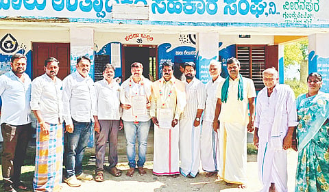 ಗುಂಡ್ಲುಪೇಟೆ  ತಾಲೂಕಿನ ವೀರನಪುರ ಗ್ರಾಮದ ಹಾಲು ಉತ್ಪಾದಕರ ಸಹಕಾರ ಸಂಘಕ್ಕೆ ಆಯ್ಕೆಯಾದ ಅಧ್ಯಕ್ಷ, ಉಪಾಧ್ಯಕ್ಷರನ್ನು ನಿರ್ದೇಶಕರು ಅಭಿನಂದಿಸಿದರು. ಚಿದಾನಂದಸ್ವಾಮಿ, ಶಿವಣ್ಣ, ಗುರುಪ್ರಸಾದ್ ಇದ್ದರು.