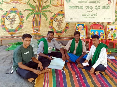 ಗುಂಡ್ಲುಪೇಟೆ ಪಟ್ಟಣದ ತಾಲೂಕು ಕಚೇರಿ ಎದುರು ಸಾಮೂಹಿಕ ನಾಯಕತ್ವದ ರೈತ ಸಂಘದಿಂದ ಅನಿರ್ದಿಷ್ಟಾವಧಿ ಪ್ರತಿಭಟನೆ ನಡೆಯುತ್ತಿರುವುದು.