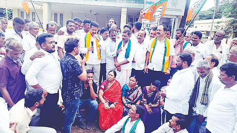 ಗುಂಡ್ಲುಪೇಟೆಯಲ್ಲಿ ಕೆರೆಗಳಿಗೆ ನೀರು ತುಂಬಿಸುವಂತೆ ಒತ್ತಾಯಿಸಿ ಬಿಜೆಪಿ ಕಾರ್ಯಕರ್ತರು ಪ್ರತಿಭಟನೆ ನಡೆಸಿದರು. ಬಿಜೆಪಿ ಜಿಲ್ಲಾಧ್ಯಕ್ಷ ಸಿ.ಎಸ್.ನಿರಂಜನ್‌ಕುಮಾರ್, ಎಂ.ಎಸ್.ತನ್ಮಯಿ, ಮಹದೇವಪ್ರಸಾದ್, ಎಲ್.ಸುರೇಶ್ ಇತರರು ಇದ್ದರು.
