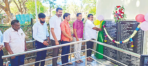 ಚನ್ನರಾಯಪಟ್ಟಣದ ತಾಲೂಕು ಕ್ರೀಡಾಂಗಣದಲ್ಲಿ ನಿರ್ಮಿಸಲಾದ ಹೈಟೆಕ್ ಶೌಚಗೃಹವನ್ನು ಸಿ.ಎನ್. ಬಾಲಕೃಷ್ಣ ಉದ್ಘಾಟಿಸಿದರು. ಕೋಟೆ ಮೋಹನ್, ಅನಿಲ್ ಮರಗೂರು, ಆರ್.ಯತೀಶ್ ಕುಮಾರ್, ಬಸವರಾಜು, ಗಿರೀಶ್, ಮೂರ್ತಿ ಇದ್ದರು.
