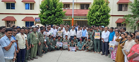 ರಾಜ್ಯದ ವಿವಿಧ ಎಸ್ಕಾಂಗಳ ವ್ಯಾಪ್ತಿಯಲ್ಲಿ ವಿದ್ಯುತ್ ಸರಬರಾಜು ಮಾಡಲು ಟಾಟಾ ಪವರ್ ಕಂಪನಿಯು ಕರ್ನಾಟಕ ವಿದ್ಯುತ್ ನಿಯಂತ್ರಣ ಆಯೋಗಕ್ಕೆ ಪರವಾನಗಿ ಕೋರಿ ಅರ್ಜಿ ಸಲ್ಲಿಸಿರುವುದನ್ನು ಖಂಡಿಸಿ ನೌಕರರ ಒಕ್ಕೂಟವು ಸೋಮವಾರ ಸೆಸ್ಕ್ ವಿಭಾಗೀಯ ಕಚೇರಿ ಮುಂಭಾಗ ಪ್ರತಿಭಟನೆ ನಡೆಸಿತು. 
