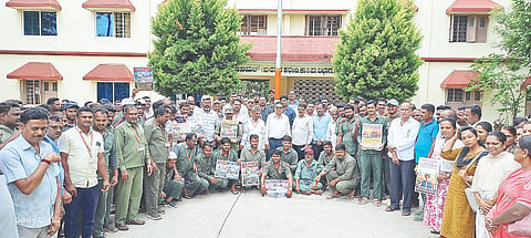 ರಾಜ್ಯದ ವಿವಿಧ ಎಸ್ಕಾಂಗಳ ವ್ಯಾಪ್ತಿಯಲ್ಲಿ ವಿದ್ಯುತ್ ಸರಬರಾಜು ಮಾಡಲು ಟಾಟಾ ಪವರ್ ಕಂಪನಿಯು ಕರ್ನಾಟಕ ವಿದ್ಯುತ್ ನಿಯಂತ್ರಣ ಆಯೋಗಕ್ಕೆ ಪರವಾನಗಿ ಕೋರಿ ಅರ್ಜಿ ಸಲ್ಲಿಸಿರುವುದನ್ನು ಖಂಡಿಸಿ ನೌಕರರ ಒಕ್ಕೂಟವು ಸೋಮವಾರ ಸೆಸ್ಕ್ ವಿಭಾಗೀಯ ಕಚೇರಿ ಮುಂಭಾಗ ಪ್ರತಿಭಟನೆ ನಡೆಸಿತು.