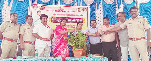 ದೇವದುರ್ಗದ ಪುರಸಭೆ ಆವರಣದಲ್ಲಿ ಆಯೋಜಿಸಿದ್ದ ಜನಸ್ಪಂದನಾ ಸಭೆಯನ್ನು ಶಾಸಕಿ ಕರೆಮ್ಮ ನಾಯಕ ಉದ್ಘಾಟಿಸಿದರು. 