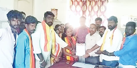 ಗುಂಡ್ಲುಪೇಟೆ ಸಾರಿಗೆ ಬಸ್ ನಿಲ್ದಾಣದಲ್ಲಿ ಮೂಲಸೌಕರ್ಯ ಕಲ್ಪಿಸುವಂತೆ ಒತ್ತಾಯಿಸಿ ಜಯ ಕರ್ನಾಟಕ ರಕ್ಷಣಾ ಸೇನೆ ಸಂಘಟನೆಯ ಸದಸ್ಯರು ಸಾರಿಗೆ ಅಧಿಕಾರಿಗಳಿಗೆ ಮನವಿ ಪತ್ರ ನೀಡಿದರು. ಎಸ್.ಈಶ್ವರ್, ಕೃಷ್ಣನಾಯಕ್, ಪುಟ್ಟಮ್ಮ, ಶಿವಕುಮಾರ್, ಅನ್ಸರ್ ಇದ್ದರು.