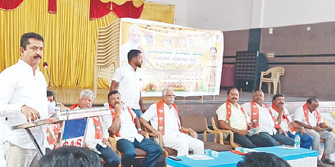 ಗುಂಡ್ಲುಪೇಟೆ ಪಟ್ಟಣದ ಸಿಎಂಎಸ್ ಕಲ್ಯಾಣ ಮಂಟಪದಲ್ಲಿ ಗುಂಡ್ಲುಪೇಟೆ ಬಿಜೆಪಿ ಮಂಡಲದ ವತಿಯಿಂದ ಆಯೋಜಿಸಿದ್ದ ವಿಕಸಿತ ಭಾರತ ಜಿ ರಾಮ್ ಜಿ ತಾಲೂಕು ಸಮಾವೇಶದಲ್ಲಿ ಸಿ.ಎಸ್.ನಿರಂಜನಕುಮಾರ್ ಮಾತನಾಡಿದರು. ಪ್ರೊ.ಕೆ.ಆರ್.ಮಲ್ಲಿಕಾರ್ಜುನಪ್ಪ, ಮಲ್ಲೇಶ್, ಮಹದೇವಪ್ರಸಾದ್, ಸುರೇಶ್ ಇದ್ದರು.