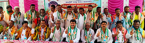 ಹನೂರಿನಲ್ಲಿ ಕಾಂಗ್ರೆಸ್ ಹಾಗೂ ಬಿಜೆಪಿ ಮುಖಂಡರು ಶಾಸಕ ಎಂ.ಆರ್ ಮಂಜುನಾಥ್ ಸಮ್ಮುಖದಲ್ಲಿ ಜೆಡಿಎಸ್‌ಗೆ ಸೇರ್ಪಡೆಯಾದರು. ಗುರುಮಲ್ಲಪ್ಪ, ಉದ್ದನೂರು ಪ್ರಸಾದ್, ರಾಜುಗೌಡ, ಕೆ. ಚಿಕ್ಕಸ್ವಾಮಿ, ನಾಗೇಂದ್ರಬಾಬು ಇತರರಿದ್ದರು. 
