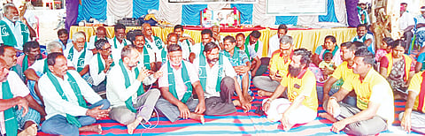 ವಡಕೆಹಳ್ಳದಲ್ಲಿ ರೈತರು ನಡೆಸುತ್ತಿರುವ ಆಹೋ ರಾತ್ರಿ ಧರಣಿ ಸ್ಥಳಕ್ಕೆ ಕೆಆರ್‌ಎಸ್ ಪಕ್ಷದ ಪದಾಧಿಕಾರಿಗಳು ಆಗಮಿಸಿ ಬೆಂಬಲ ಸೂಚಿಸಿದರು. ಮಹದೇವಮ್ಮ, ನೇತ್ರಾ, ಶ್ರೀನಿವಾಸ ಶಾಸ್ತ್ರಿ, ಶೈಲೇಂದ್ರ, ಅರ್ಪುದರಾಜ್ ಇತರರಿದ್ದರು. 