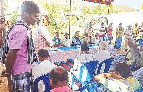 ಜಲ್ಲಿಪಾಳ್ಯ ಗ್ರಾಮದಲ್ಲಿ ಡಿಸಿಎಫ್ ಭಾಸ್ಕರ್ ಅಧ್ಯಕ್ಷತೆಯಲ್ಲಿ ರೈತರ ಸಭೆ ನಡೆಯಿತು. ಜೀತೇಂದ್ರ, ಅಮ್ಜದ್‌ಖಾನ್, ರಾಜಣ್ಣ, ಮಾದೇಶ್ ಇತರರು ಇದ್ದರು. 