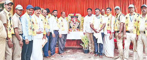  ಮಲೆಮಹದೇಶ್ವರ ಬೆಟ್ಟದ  ಶ್ರೀ ಮಲೆಮಹದೇಶ್ವರ ಸ್ವಾಮಿ ಕ್ಷೇತ್ರ ಅಭಿವೃದ್ಧಿ ಪ್ರಾಧಿಕಾರದ ಕಚೇರಿಯಲ್ಲಿ ಕನಕದಾಸರ ಜಯಂತಿಯನ್ನು ಆಚರಿಸಲಾಯಿತು. ಚಂದ್ರುಶೇಖರ್, ಮಹದೇವಸ್ವಾಮಿ, ರವೀಂದ್ರ, ಮಹೇಶ್‌ಕುಮಾರ್ ಇತರರು ಇದ್ದರು. 