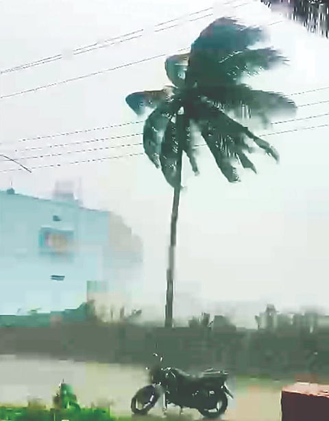 ಒಡೆಯಪಾಳ್ಯದಲ್ಲಿ ಸುಮಾರು ಒಂದು ಗಂಟೆಗಳ ಕಾಲ ಜೋರು ಮಳೆಯಾಯಿತು. 