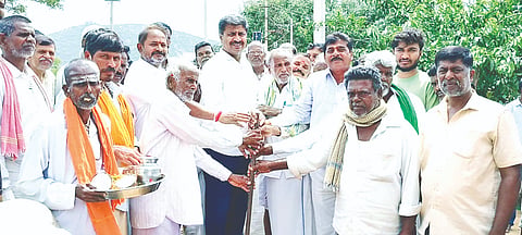 ಹನೂರು ತಾಲೂಕಿನ ಉದ್ದನೂರು ಗ್ರಾಮದಲ್ಲಿ ಸಿಸಿ ರಸ್ತೆ ಹಾಗೂ ಚರಂಡಿ ನಿರ್ಮಾಣ ಕಾಮಗಾರಿಗೆ ಶಾಸಕ ಎಂ.ಆರ್ ಮಂಜುನಾಥ್ ಭೂಮಿಪೂಜೆ ನೆರವೇರಿಸಿದರು. ಉದ್ದನೂರು ಪ್ರಸಾದ್, ನಾಗಣ್ಣ, ಶಿವರುದ್ರ, ಕ್ಯಾತಯ್ಯ ಇತರರಿದ್ದರು. 