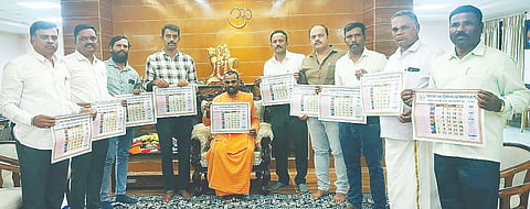 ಮಲೆಮಹದೇಶ್ವರ ಬೆಟ್ಟದ ಸಾಲೂರು ಬೃಹನ್ಮಠದಲ್ಲಿ ಪ್ರೌಢಶಾಲಾ ಸಹ ಶಿಕ್ಷಕರ ಸಂಘದ ಕ್ಯಾಲೆಂಡರ್ ಅನ್ನು ಪೀಠಾಧಿಪತಿ ಡಾ. ಶ್ರೀ ಶಾಂತಮಲ್ಲಿಕಾರ್ಜುನ ಸ್ವಾಮೀಜಿ ಬಿಡುಗಡೆ ಮಾಡಿದರು. ಚಂದ್ರಶೇಖರ್, ಚಂದ್ರಶೇಖರಯ್ಯ, ಪ್ರದೀಪ್ ಇತರರಿದ್ದರು. 
