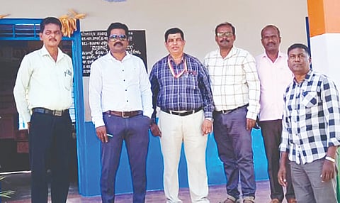 ಪಚ್ಚೆದೊಡ್ಡಿ ಗ್ರಾಮದ ಸರ್ಕಾರಿ ಶಾಲೆಗೆ ಬಿಇಒ ಮಹೇಶ್ ಭೇಟಿ ನೀಡಿ ಮಾಹಿತಿ ಪಡೆದರು. ಚಾಮರಾಜು, ಕೃಷ್ಣ ಇನ್ನಿತರರಿದ್ದರು. 